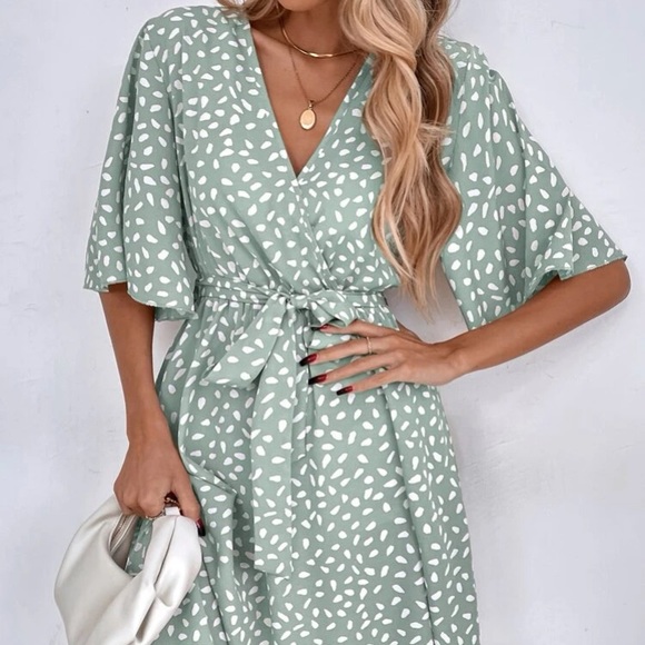 Boho ditsy floral butterfly sleeve belted mini dress - Picture 4 of 6